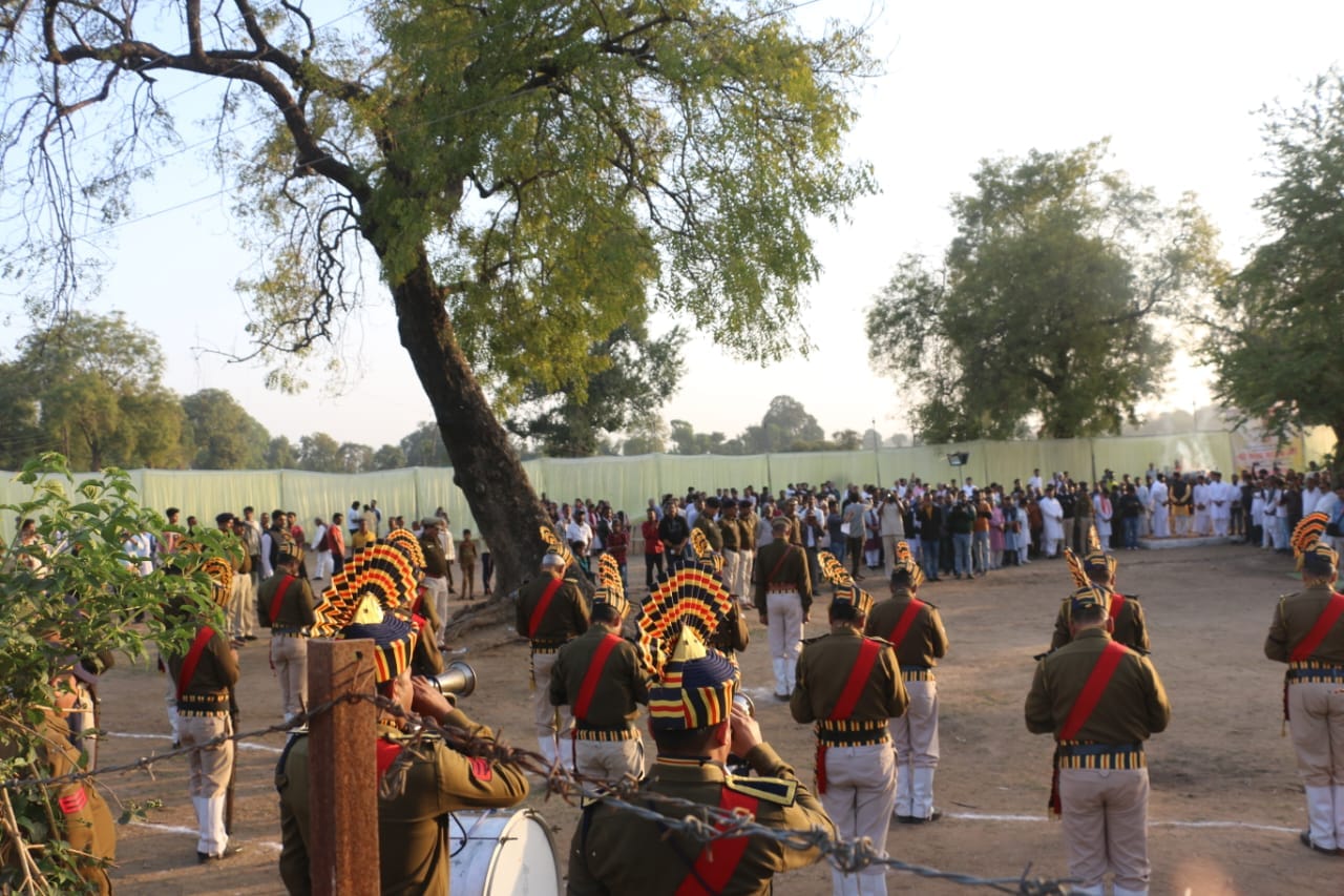 पंच तत्व में विलीन हुए शरद यादव, राजकीय सम्मान से हुआ अंतिम संस्कार