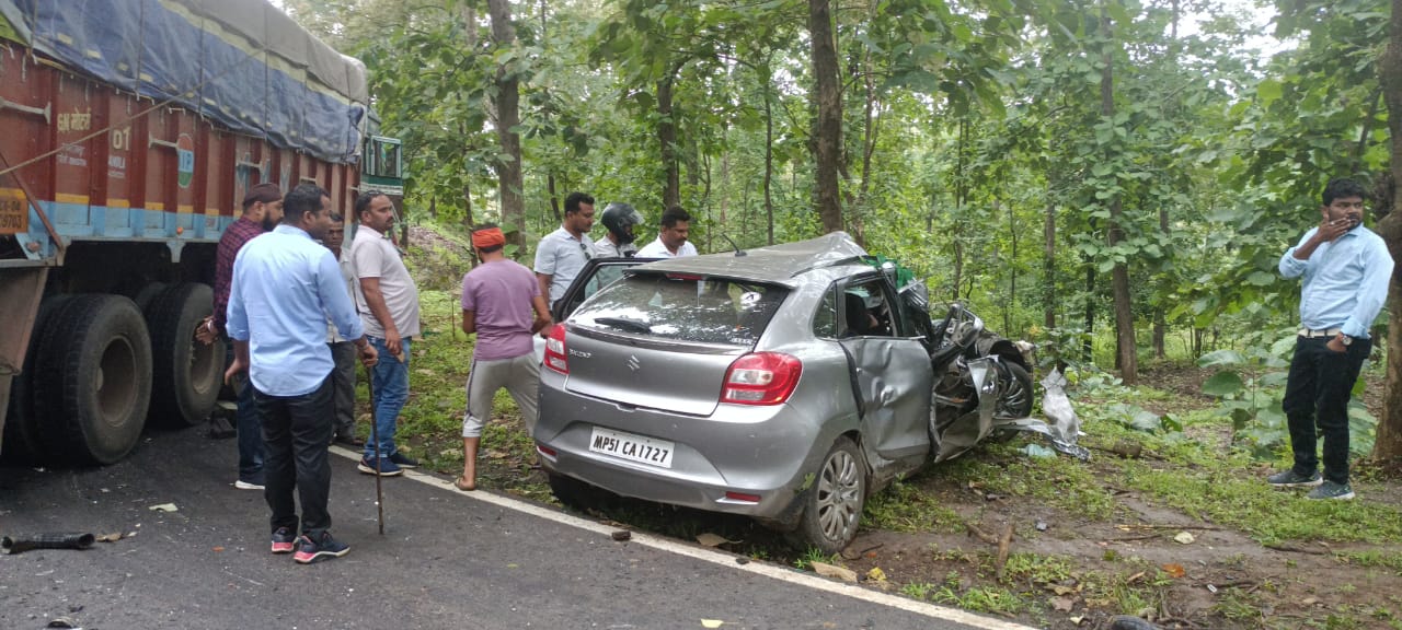 टृक और कार में भीषण टक्कर, एक की मौत